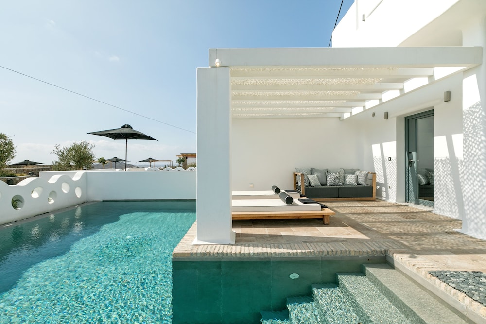 Portes Mykonos Suites & Villas — Swimming pool in Glastros, South Aegean