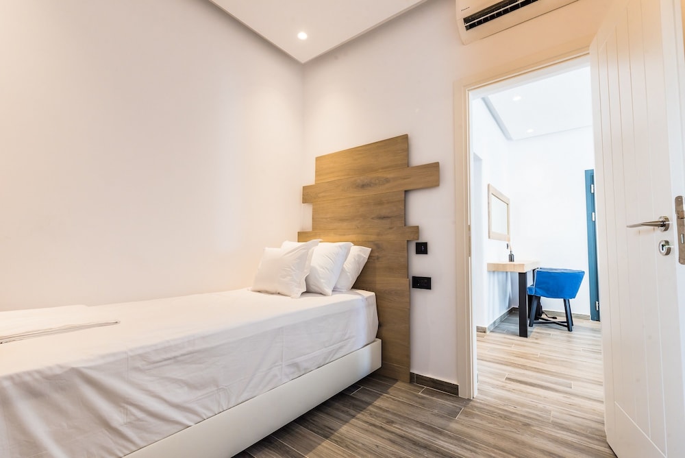 Portes Mykonos Suites & Villas — Hotel rooms in Glastros, South Aegean
