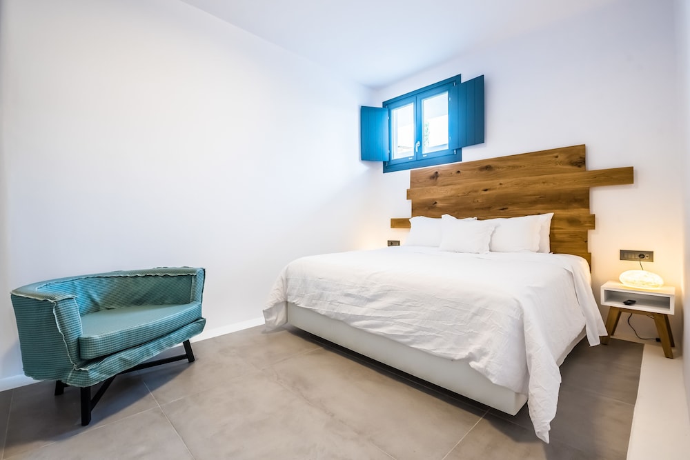 Portes Mykonos Suites & Villas — Hotel rooms in Glastros, South Aegean