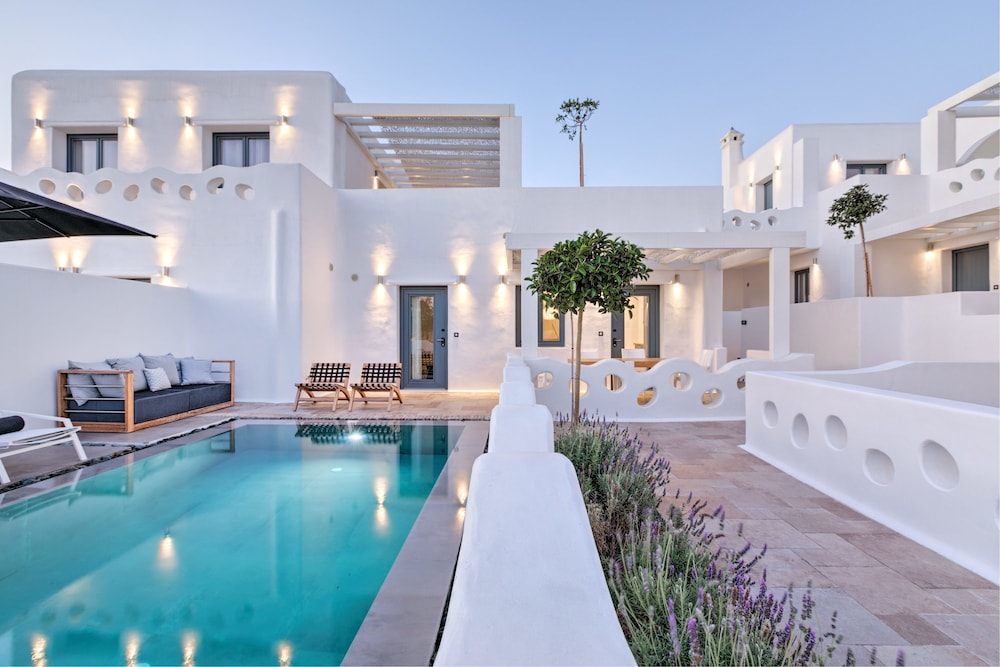 Portes Mykonos Suites & Villas — Swimming pool in Glastros, South Aegean