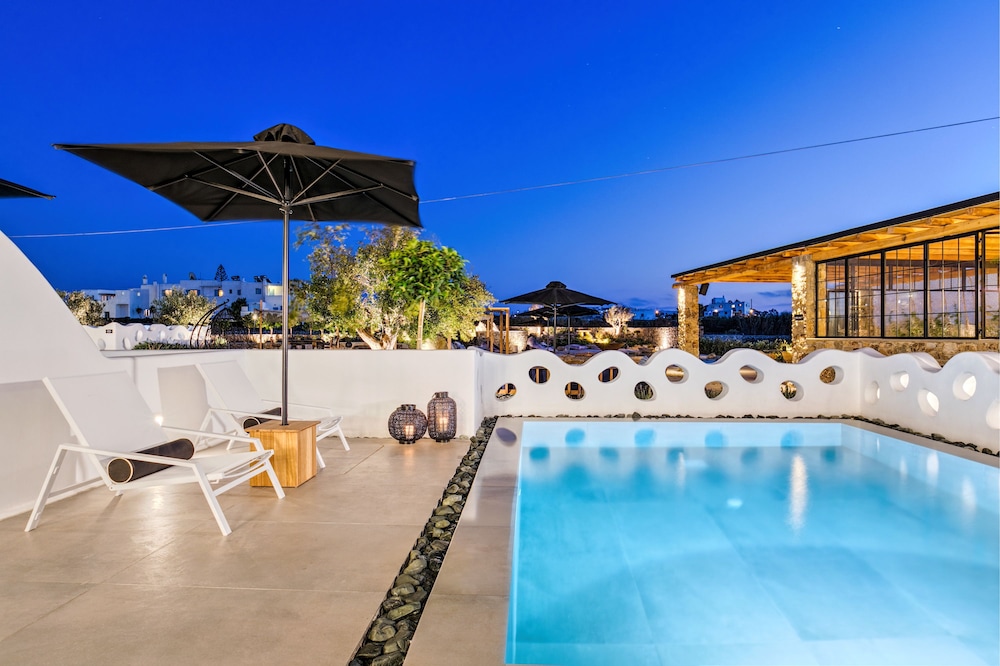 Portes Mykonos Suites & Villas — Swimming pool in Glastros, South Aegean
