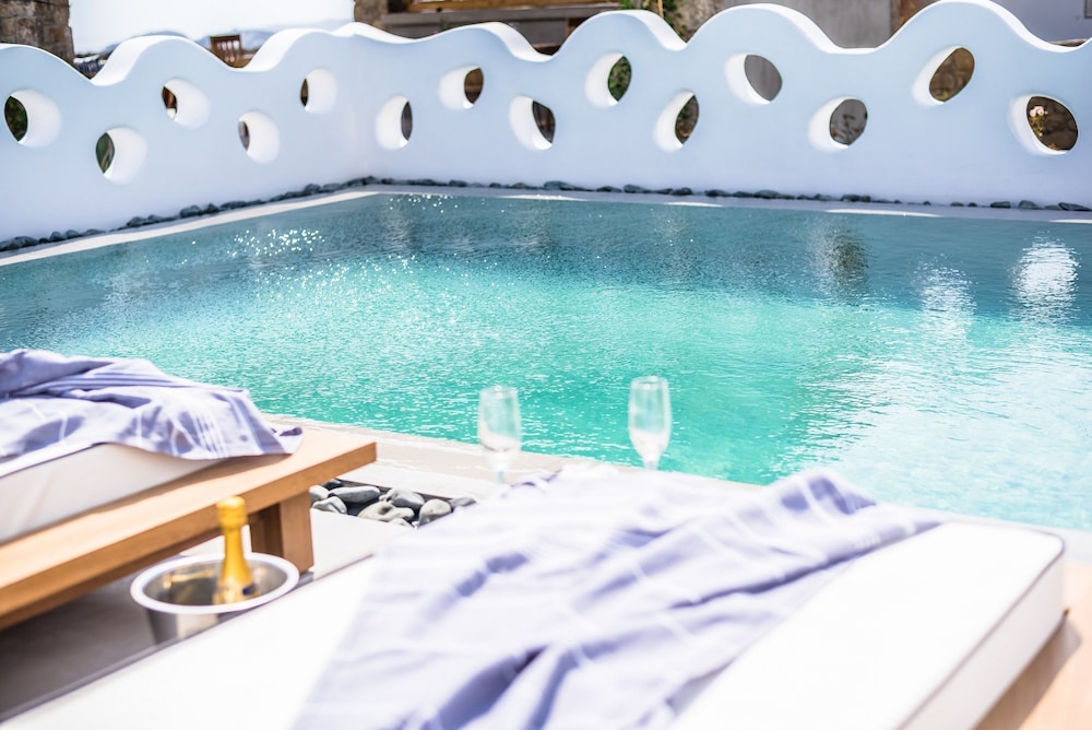 Portes Mykonos Suites & Villas — Swimming pool in Glastros, South Aegean