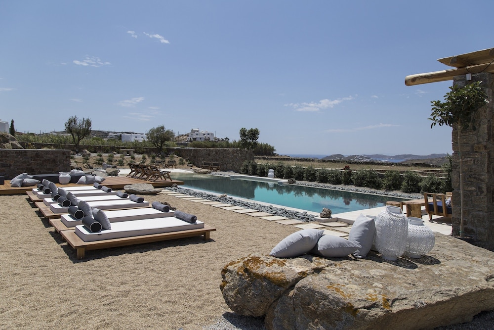 Portes Mykonos Suites & Villas — Swimming pool in Glastros, South Aegean