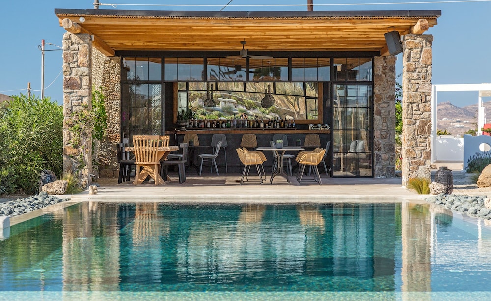 Portes Mykonos Suites & Villas — Swimming pool in Glastros, South Aegean