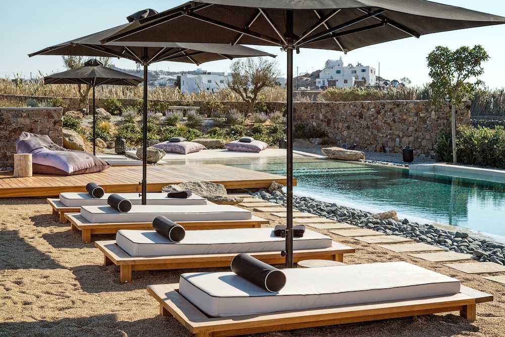 Portes Mykonos Suites & Villas — Swimming pool in Glastros, South Aegean