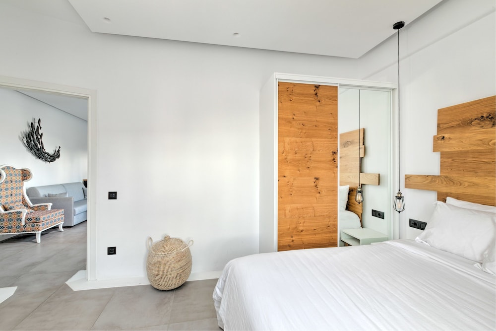 Portes Mykonos Suites & Villas — Hotel rooms in Glastros, South Aegean