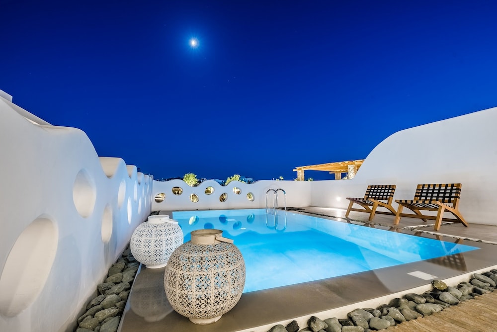 Portes Mykonos Suites & Villas — Swimming pool in Glastros, South Aegean