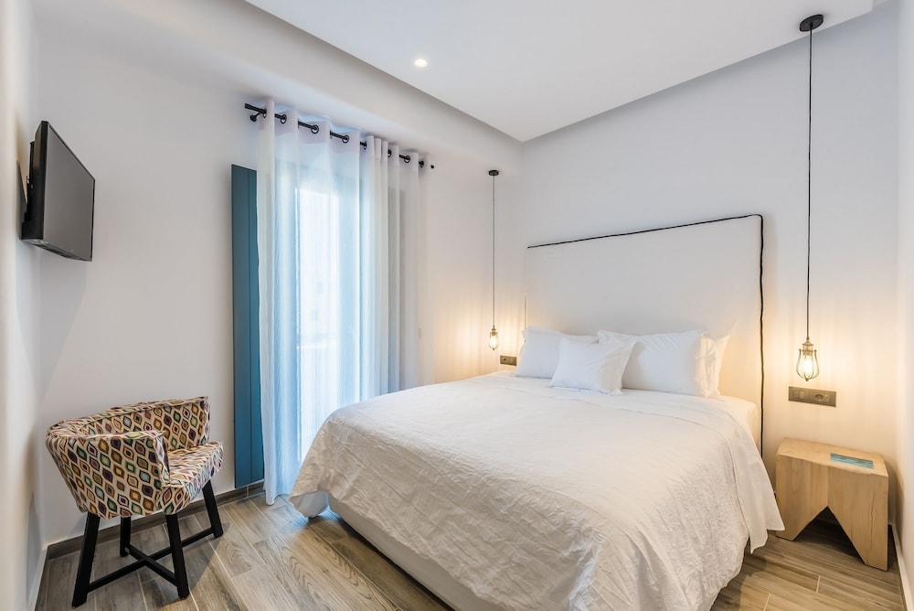 Portes Mykonos Suites & Villas — Hotel rooms in Glastros, South Aegean