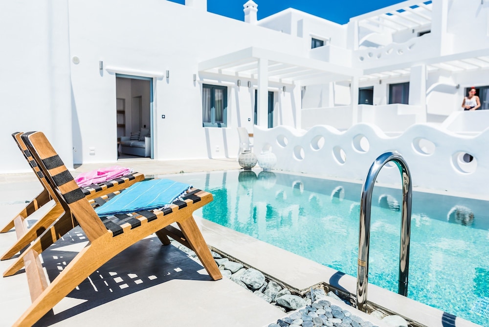 Portes Mykonos Suites & Villas — Swimming pool in Glastros, South Aegean