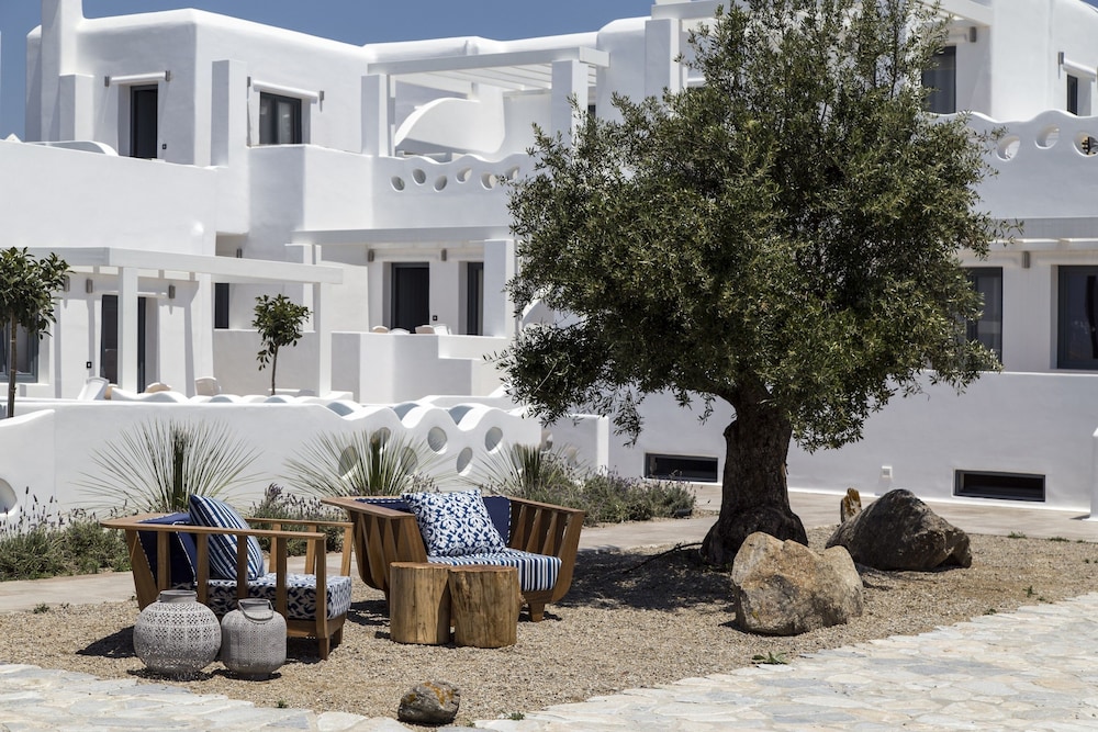 Portes Mykonos Suites & Villas — Hotel building in Glastros, South Aegean