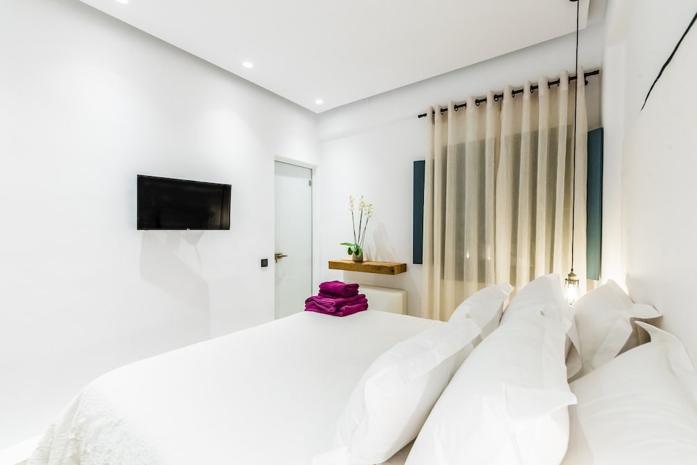 Portes Mykonos Suites & Villas — Hotel rooms in Glastros, South Aegean