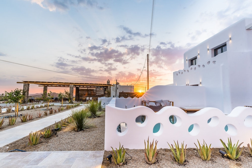Portes Mykonos Suites & Villas — Hotel building in Glastros, South Aegean