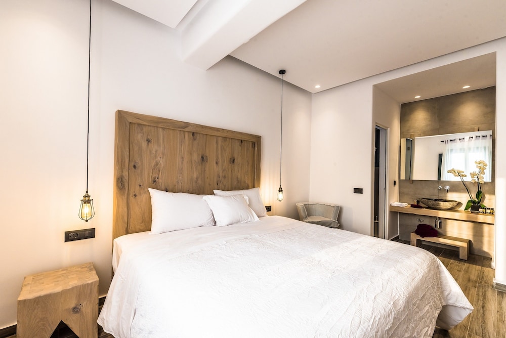 Portes Mykonos Suites & Villas — Hotel rooms in Glastros, South Aegean