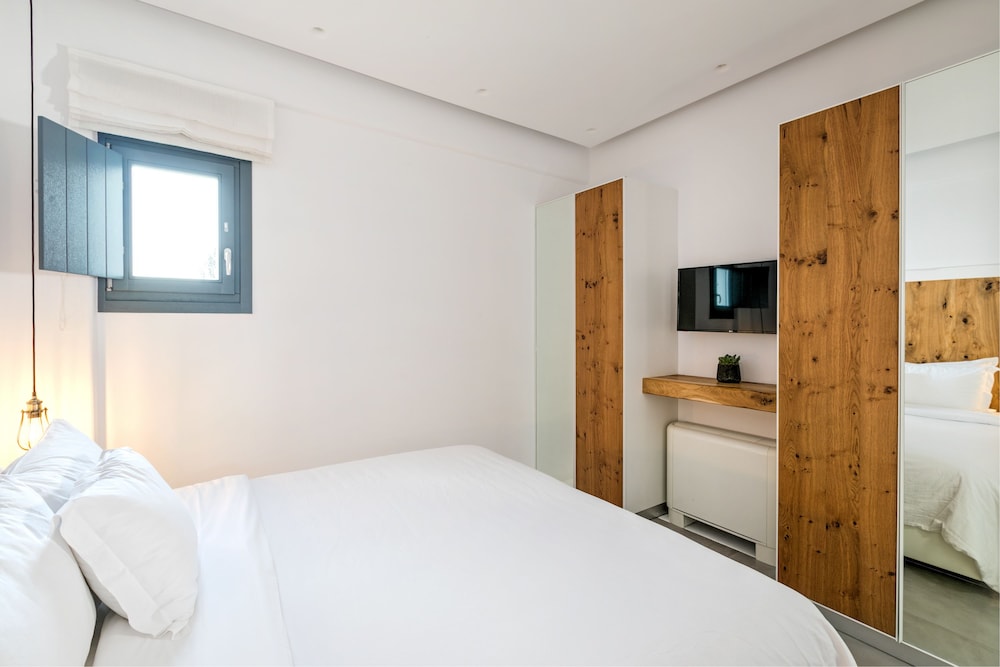 Portes Mykonos Suites & Villas — Hotel rooms in Glastros, South Aegean