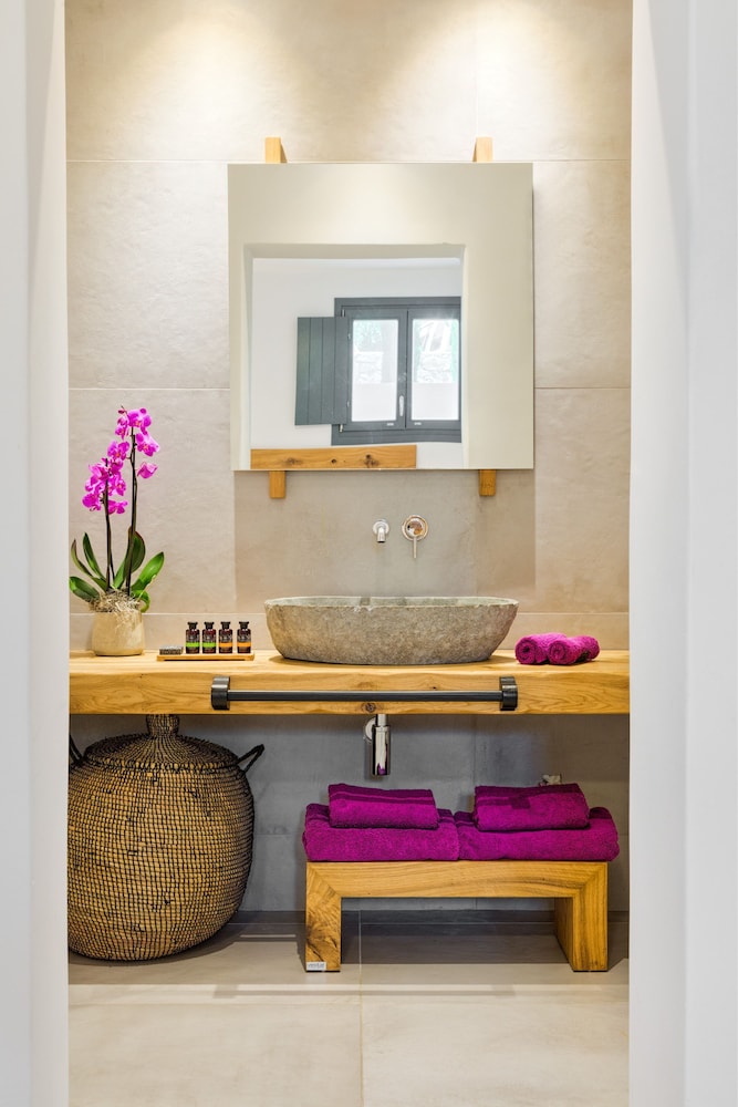 Portes Mykonos Suites & Villas — Hotel rooms in Glastros, South Aegean