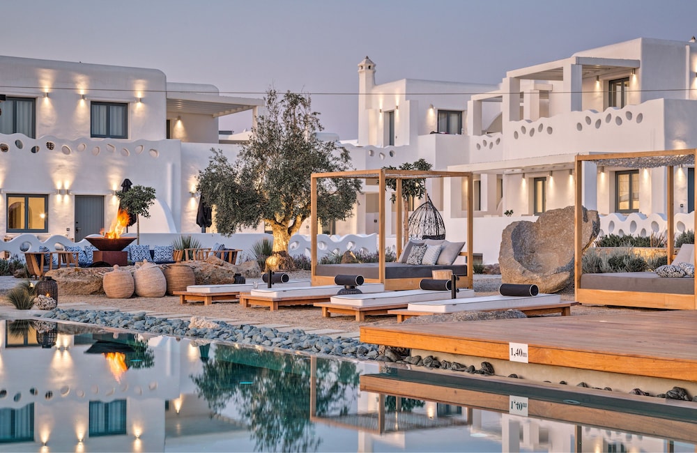 Portes Mykonos Suites & Villas — Swimming pool in Glastros, South Aegean