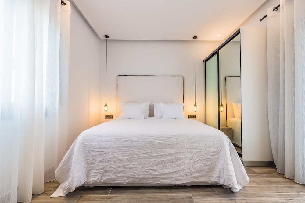 Portes Mykonos Suites & Villas — Hotel rooms in Glastros, South Aegean