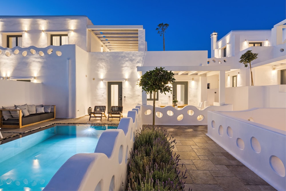 Portes Mykonos Suites & Villas — Swimming pool in Glastros, South Aegean