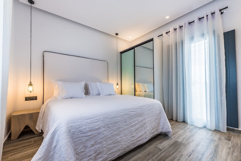 Portes Mykonos Suites & Villas — Hotel rooms in Glastros, South Aegean