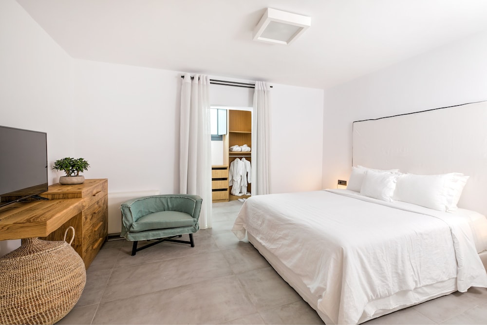 Portes Mykonos Suites & Villas — Hotel rooms in Glastros, South Aegean