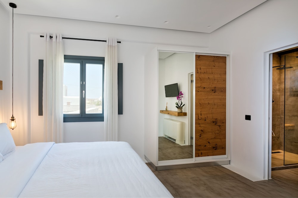 Portes Mykonos Suites & Villas — Hotel rooms in Glastros, South Aegean