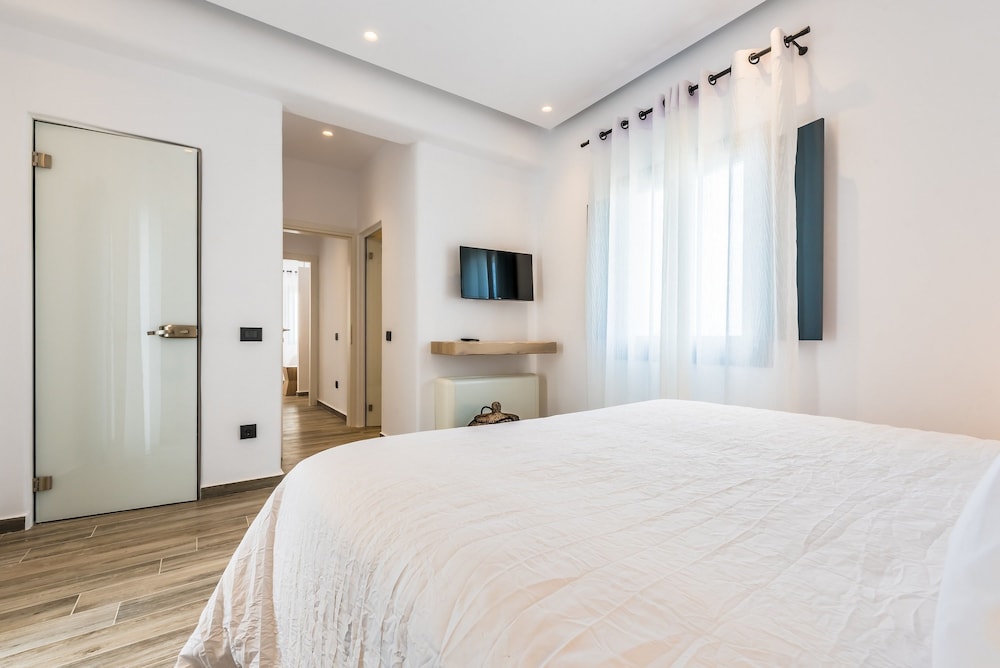 Portes Mykonos Suites & Villas — Hotel rooms in Glastros, South Aegean
