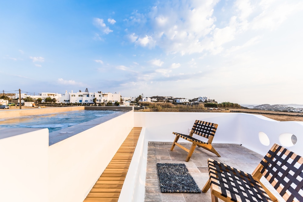 Portes Mykonos Suites & Villas — Swimming pool in Glastros, South Aegean