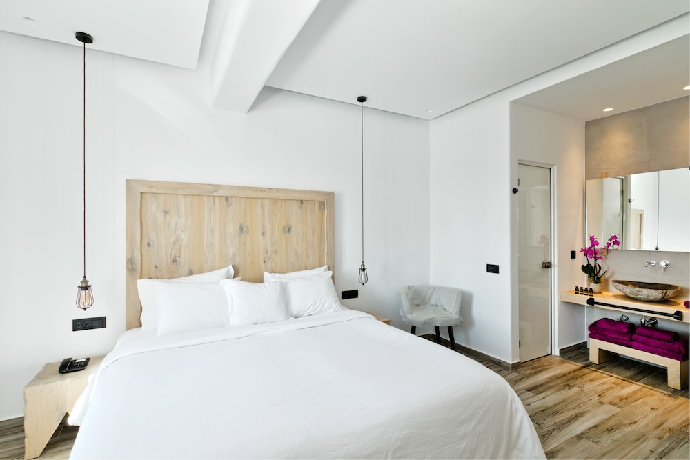 Portes Mykonos Suites & Villas — Hotel rooms in Glastros, South Aegean