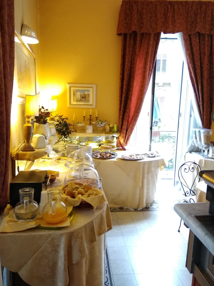 Hotel del Centro — Hotel rooms in Palermo, Sicily