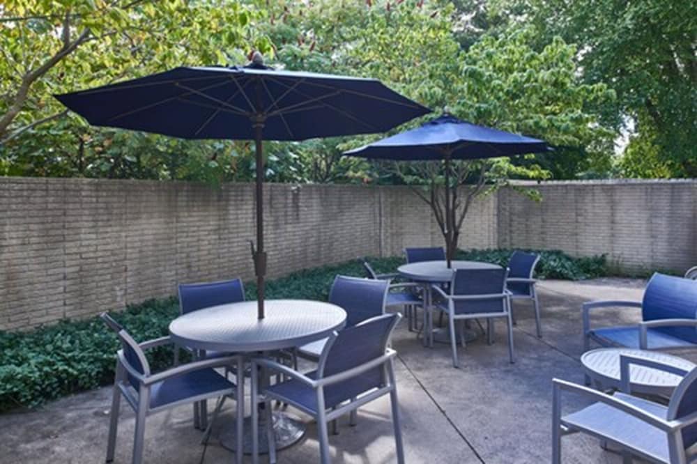Fairfield Inn & Suites by Marriott Detroit Livonia — Restaurant & bars in Livonia, Michigan