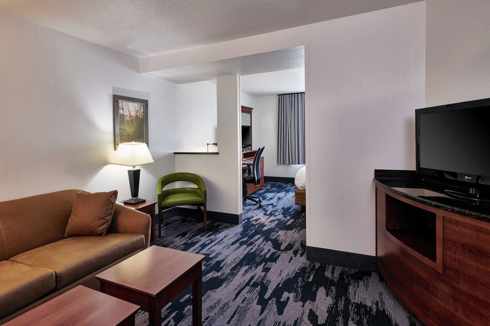 Fairfield Inn & Suites by Marriott Detroit Livonia — Hotel rooms in Livonia, Michigan