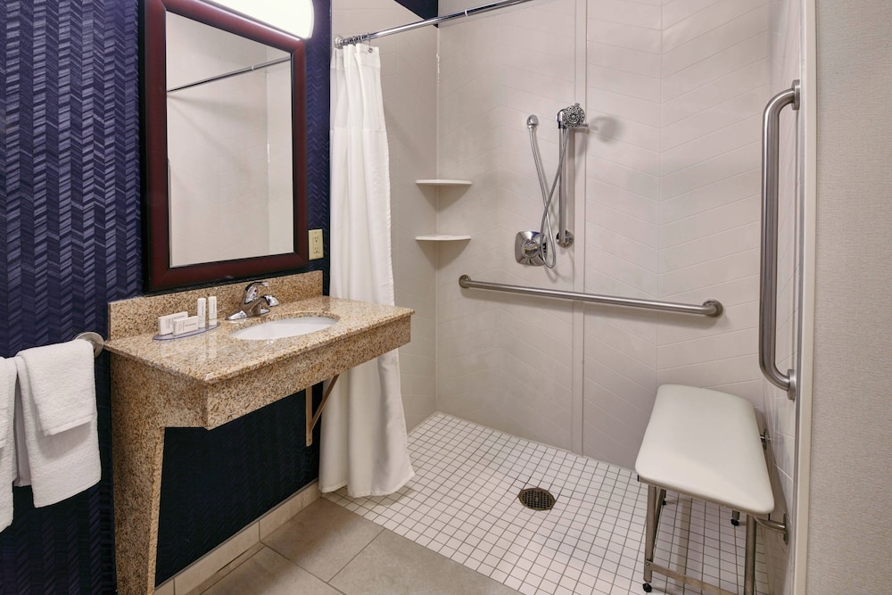 Fairfield Inn & Suites by Marriott Detroit Livonia — Hotel rooms in Livonia, Michigan