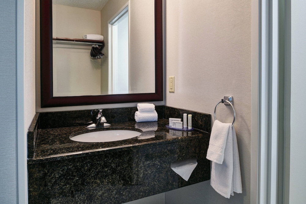 Fairfield Inn & Suites by Marriott Detroit Livonia — Hotel rooms in Livonia, Michigan
