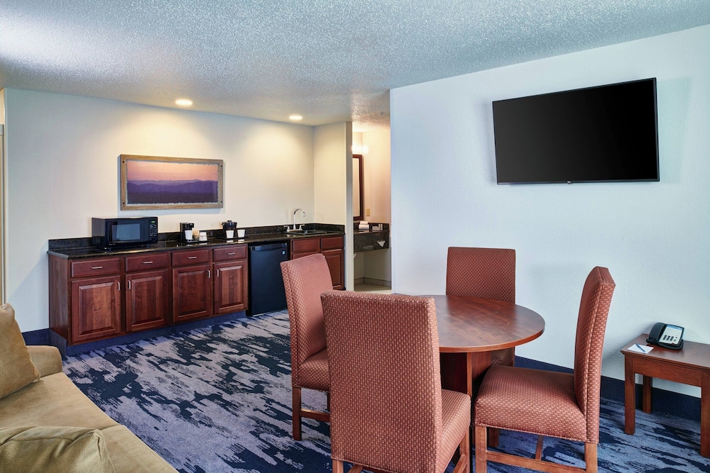 Fairfield Inn & Suites by Marriott Detroit Livonia — Hotel rooms in Livonia, Michigan
