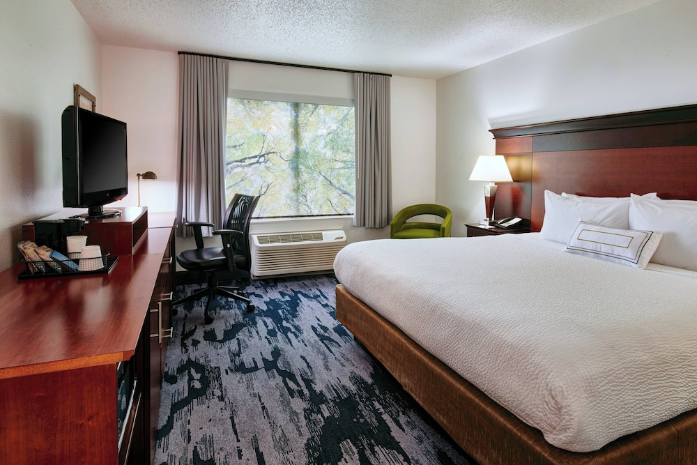Fairfield Inn & Suites by Marriott Detroit Livonia — Hotel rooms in Livonia, Michigan