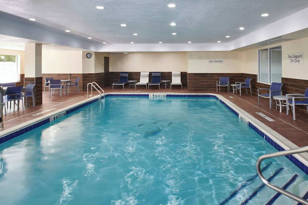 Fairfield Inn & Suites by Marriott Detroit Livonia — Swimming pool in Livonia, Michigan