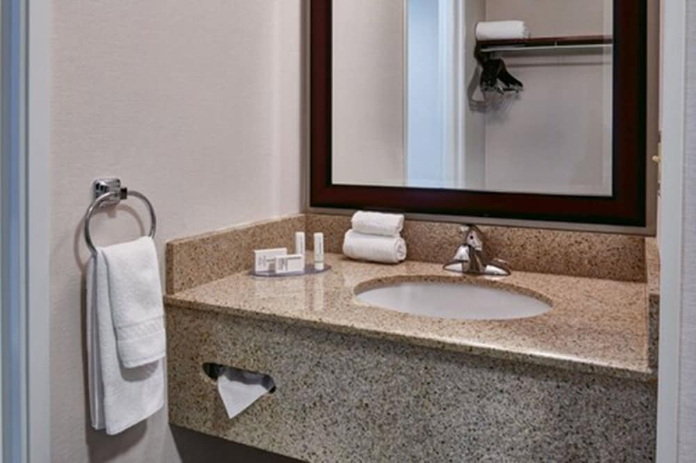 Fairfield Inn & Suites by Marriott Detroit Livonia — Hotel rooms in Livonia, Michigan