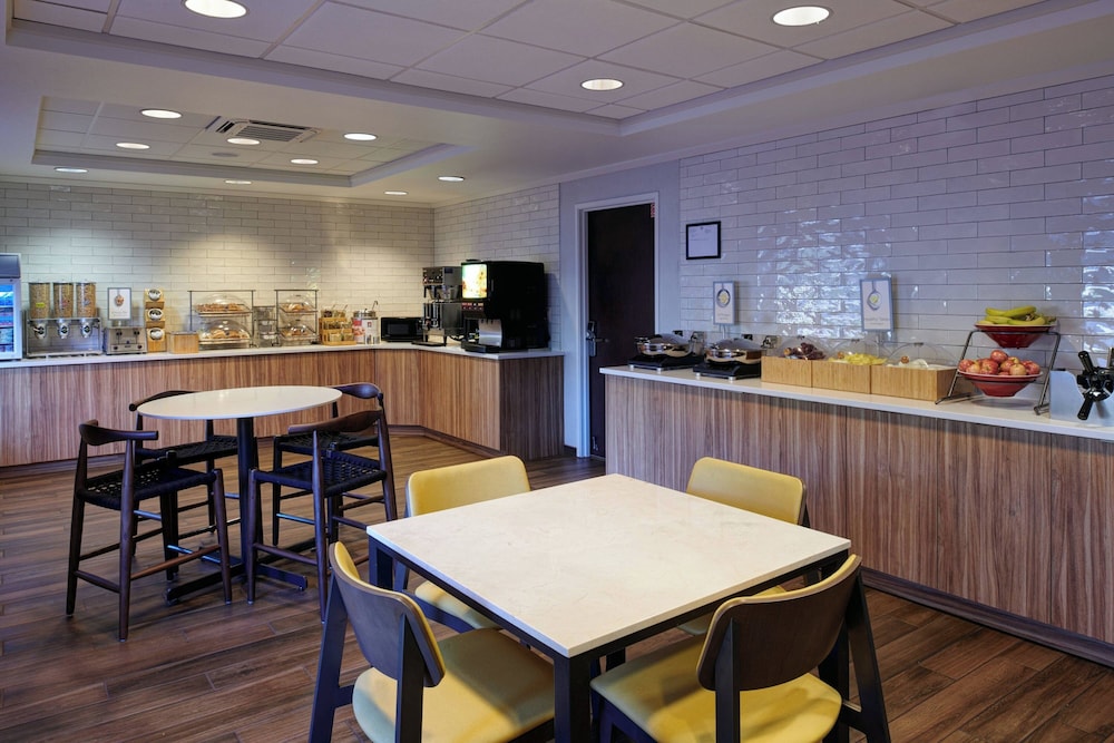 Fairfield Inn & Suites by Marriott Detroit Livonia — Restaurant & bars in Livonia, Michigan