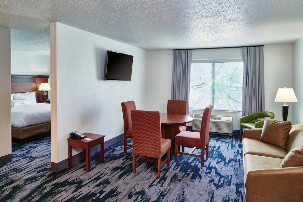 Fairfield Inn & Suites by Marriott Detroit Livonia — Hotel rooms in Livonia, Michigan