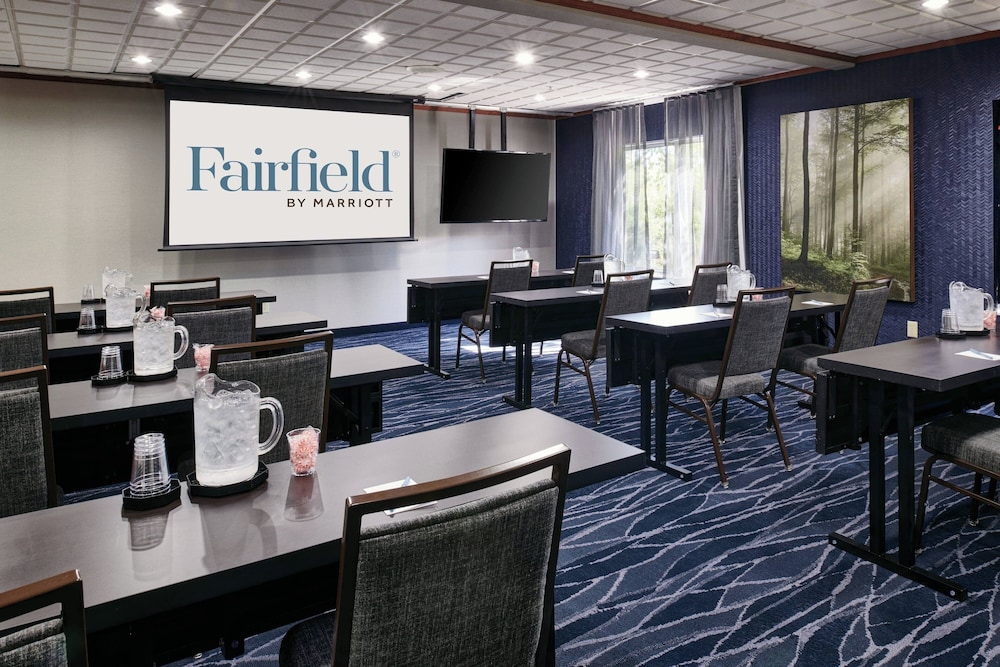 Fairfield Inn & Suites by Marriott Detroit Livonia — Hotel rooms in Livonia, Michigan
