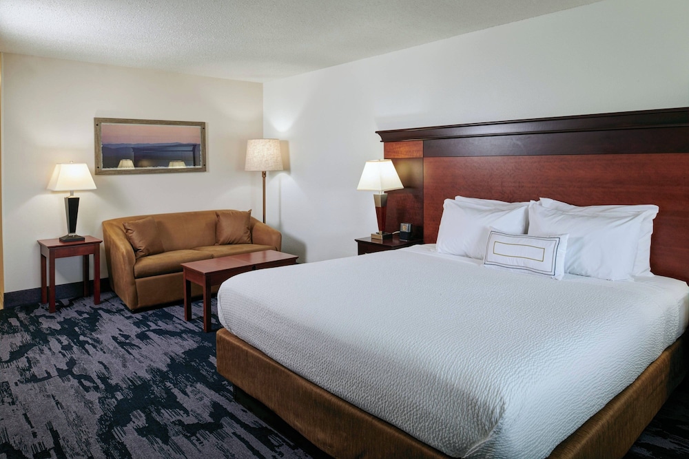 Fairfield Inn & Suites by Marriott Detroit Livonia — Hotel rooms in Livonia, Michigan