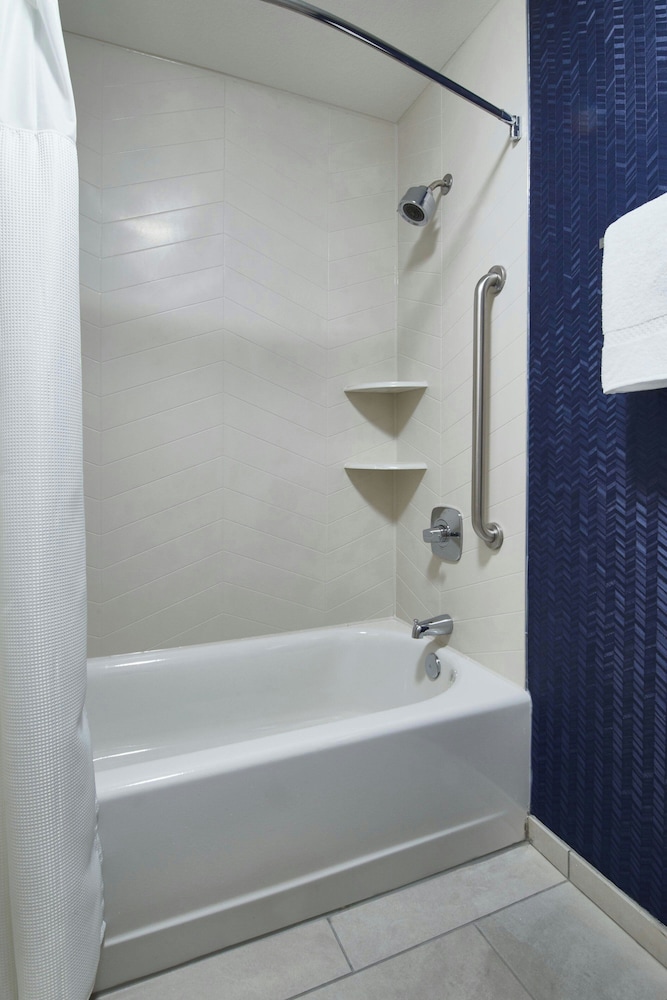 Fairfield Inn & Suites by Marriott Detroit Livonia — Hotel rooms in Livonia, Michigan