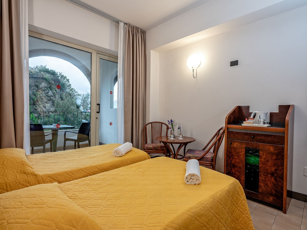 Hotel Olimpo Le Terrazze — Hotel rooms in Letojanni, Sicily