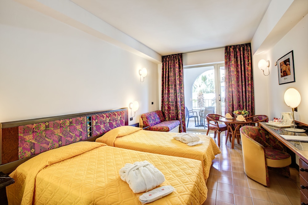 Hotel Olimpo Le Terrazze — Hotel rooms in Letojanni, Sicily