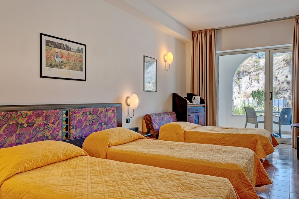 Hotel Olimpo Le Terrazze — Hotel rooms in Letojanni, Sicily