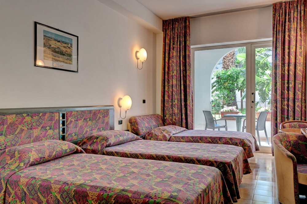 Hotel Olimpo Le Terrazze — Hotel rooms in Letojanni, Sicily