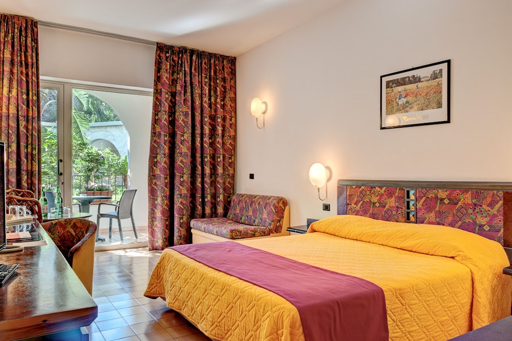 Hotel Olimpo Le Terrazze — Hotel rooms in Letojanni, Sicily