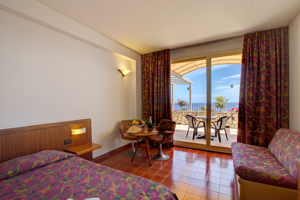 Hotel Olimpo Le Terrazze — Hotel rooms in Letojanni, Sicily
