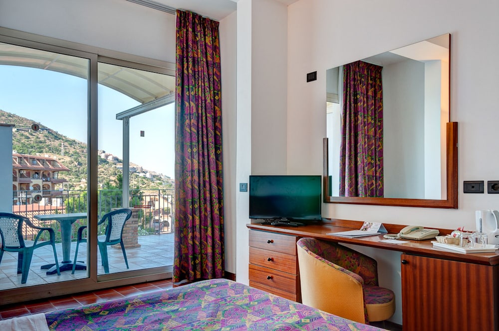 Hotel Olimpo Le Terrazze — Hotel rooms in Letojanni, Sicily