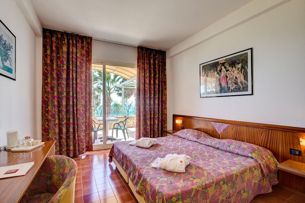 Hotel Olimpo Le Terrazze — Hotel rooms in Letojanni, Sicily